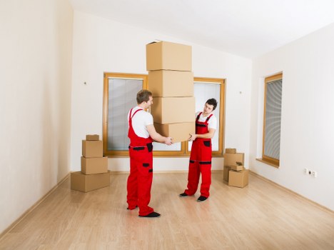 Local movers navigating apartment access and parking in Denmark